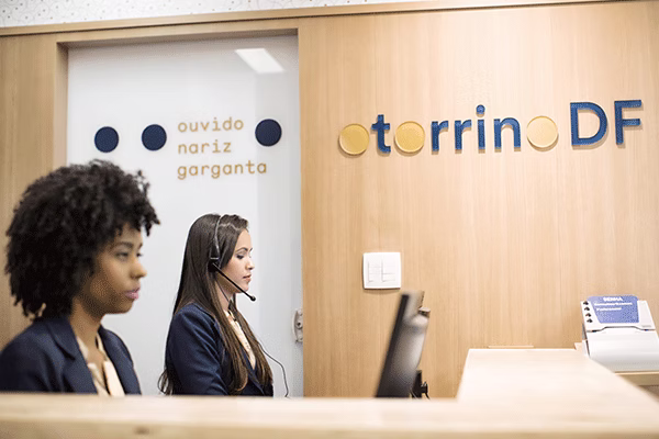Instalações da OtorrinoDF — recepção moderna e acolhedora